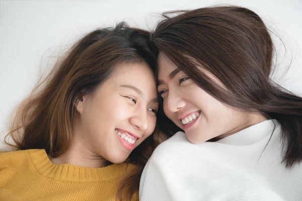 ホワイトで若いアジア女性のカップルの幸せの瞬間 レズビアン カップルというコンセプト ベッドします — ストック写真