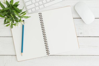 Beyaz ahşap masa üstten görünüm, düz üstünde boş açık defter fare ve klavye ile ofis büro fotoğraf koymak