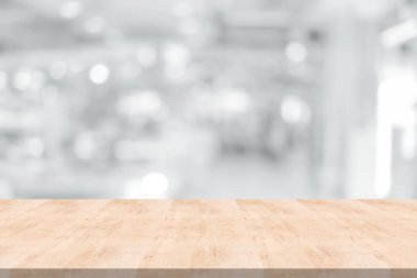 Ahşap masa üstü beyaz bulanık arka planda alışveriş alışveriş merkezi, uzay montaj için ürün