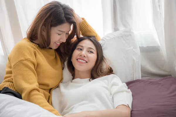 白地ハグ若いアジア女性のカップルの幸せの瞬間 レズビアン カップルというコンセプト ベッドします — ストック写真