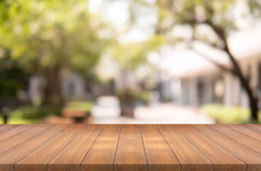 Boş ahşap masa üstü Bahçe arka plan bulanık üzerinde montaj için alan ürünleri göster