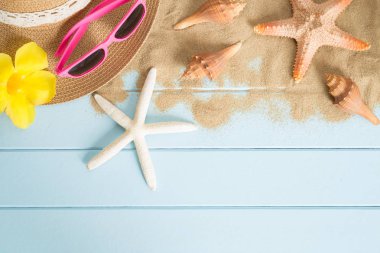 Güneş gözlüğü ve denizyıldızı mavi ahşap zemin, yaz konsepti üstten görünüm üzerinde