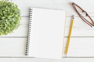 Beyaz arka planda, boş defter üzerinde beyaz ahşap masa açık Ofis Masası düz yatıyordu fotoğrafı