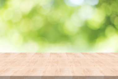 Boş ahşap masa üzerinde arka plan bulanık kopya alanı için montaj ürün veya tasarım, bulanık yeşil arka plan ile kahverengi Pano.