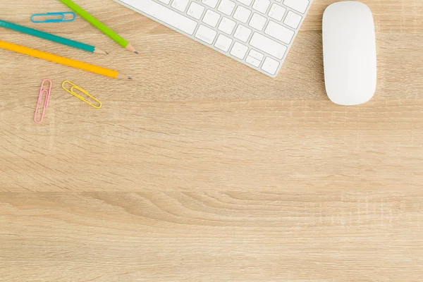 Ofis masası ile fare ve klavye, üstten görünüm workpace ahşap masa ve kopya alanı düz yatıyordu fotoğrafı 