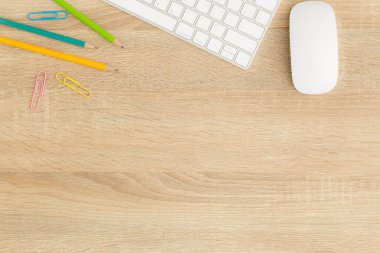 Ofis masası ile fare ve klavye, üstten görünüm workpace ahşap masa ve kopya alanı düz yatıyordu fotoğrafı 