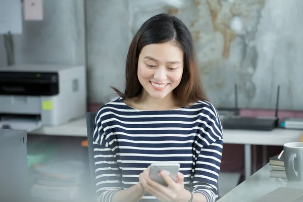 貿易取引にスマート フォンを使用して若いアジア ビジネス女性 — ストック写真