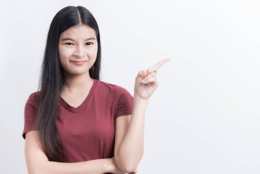 Asyalı kadın düzenlemek için boş beyaz arka plan parmakları işaret ediyor.