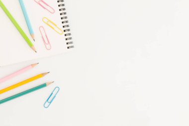 Ofis Masası renkli kalem ve ataş, kopya alanı üstten görünüm ile düz yatıyordu fotoğrafı