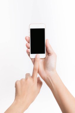 Beyaz arka plan üzerinde akıllı telefon kullanan el Asyalı kadın kapatmak