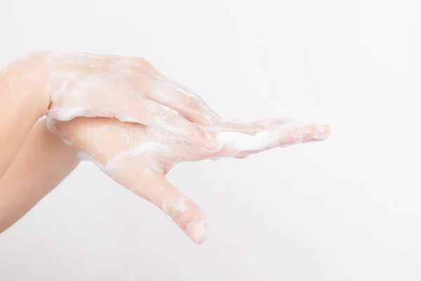 Asiatice Femei Mâini Sunt Spălare Bule Săpun Fundal Alb — Fotografie, imagine de stoc