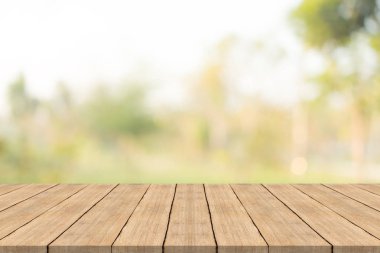 Ahşap masa üstü doğa yeşil bulanık arka bahçesinde boş, montaj için alan ürünleri göster