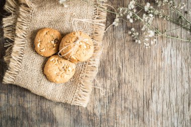 Top görünümü ve çerezleri eski ahşap arka plan, ev yapımı kurabiye çul üzerinde havai çekim