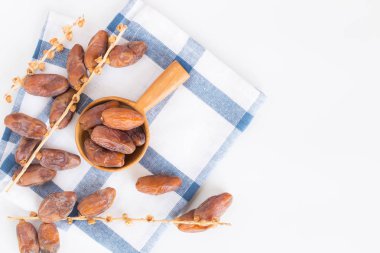 Beyaz arka plan, kurutulmuş hurma meyve üstten görünüm üzerinde ahşap Kepçe tarihleri meyve