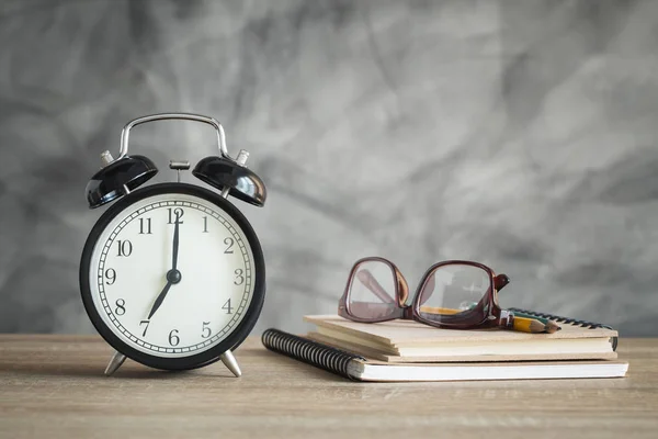 Alarmklocka Trä Bord Med Skolan Levererar Tillbaka Till Skolan Konceptet — Stockfoto