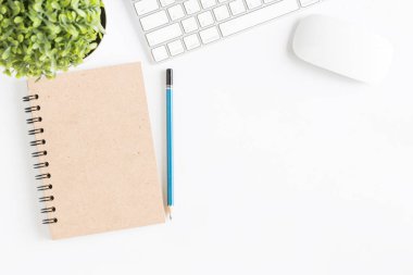 Ofis Masası fotoğrafı fare ile yat ve beyaz kopya alanı kalem en iyi manzaralı klavye