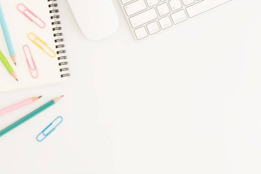 Ofis masası ile fare ve klavye, beyaz kopya alanı kalem en iyi manzaralı daire yatıyordu fotoğrafı