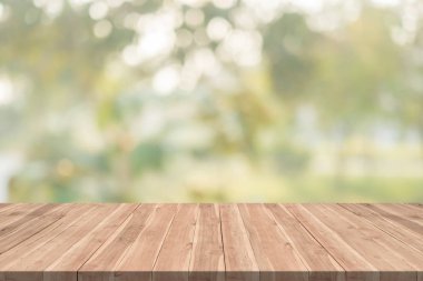 Ürün veya tasarım ahşap arka plan bulanık kopya alanı montajı için masaya boşalt.