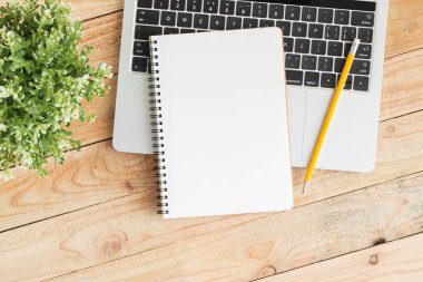 Boş ile defter ve kalem laptop, defter mesajınız için fotoğrafı yat