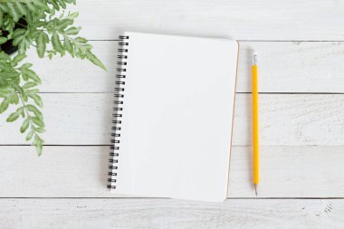 Boş defter ile ve Beyaz ahşap, düz yatıyordu resmi defter kalem mesajın için