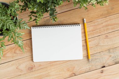 Boş defter ile ve kahverengi ahşap, düz yatıyordu resmi defter kalem mesajın için