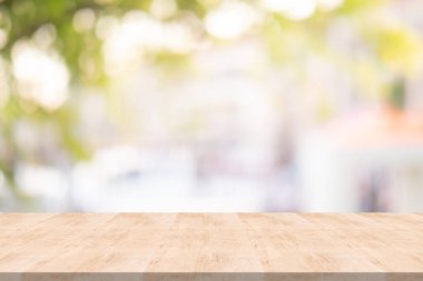 ahşap masa üstü arka plan bulanık bahçesinden üzerinde.