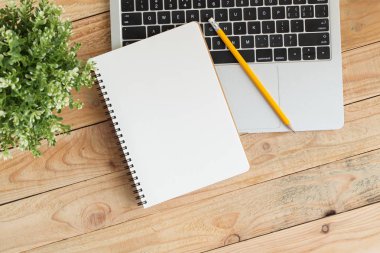 Boş ile defter ve kalem laptop, defter mesajınız için fotoğrafı yat