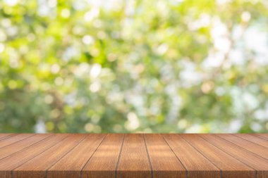 Ürün veya tasarım ahşap arka plan bulanık kopya alanı montajı için masaya boşalt.