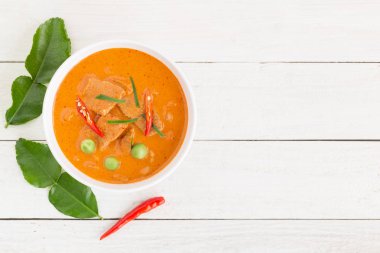 Üstten Görünüm kokulu curry ile domuz Beyaz ahşap, yerel gıda Tayland