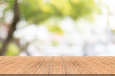 Ahşap masa üstü arka plan bulanık Garden üzerinde. 