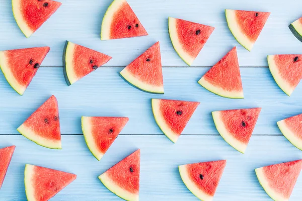 Fatia de melancia no fundo de madeira azul, comida conceito para o verão — Fotografia de Stock