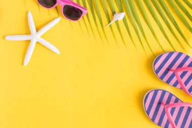 Düz yatıyordu fotoğraf saeshell ve Sarı zemin üzerine sandalet.