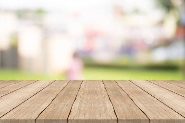 Ahşap masa top Garden, montaj için bulanık arka plan üzerinde ürün