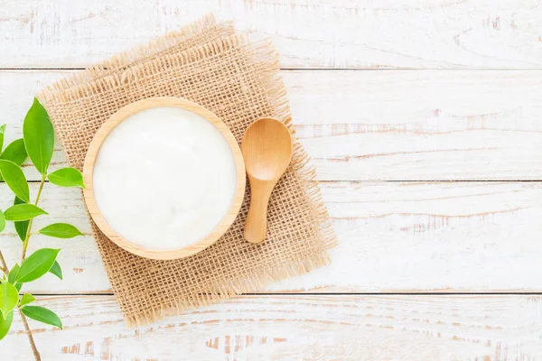 Yogurt dalam mangkuk kayu di atas meja kayu konsep makanan Sehat . — Stok Foto
