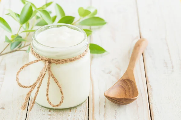 Yogur en botellas de vidrio sobre mesa de madera blanca Concepto de comida saludable —  Fotos de Stock