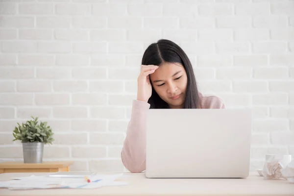 Asian women stressful working with a computer for a long time — Stock Photo, Image
