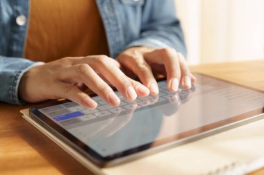 Asyalı kadınlar closeup el ahşap masa üzerinde tablet kullanıyorsanız