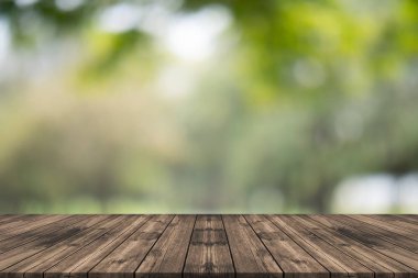 Arka bahçesinde boş ahşap masa üstü doğa yeşil üzerinde bulanık