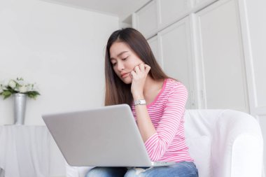 Asyalı kadınlar stresli bir bilgisayar ile uzun bir süre için çalışma