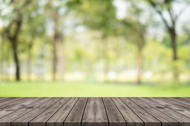 Ürün veya tasarım ahşap arka plan bulanık kopya alanı montajı için masaya boşalt