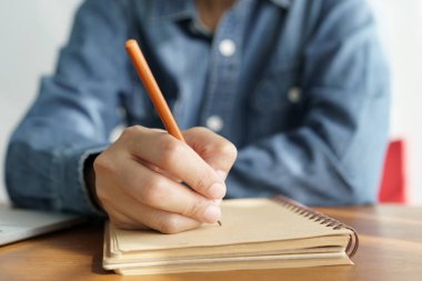 Asyalı kadın ofiste bir kalem ile not almak
