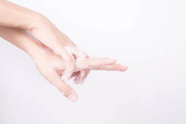 Mujer asiática mano están lavando con pompas de jabón sobre fondo blanco — Foto de Stock