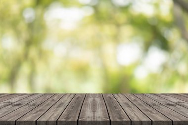 Arka bahçesinde boş ahşap masa üstü doğa yeşil üzerinde bulanık