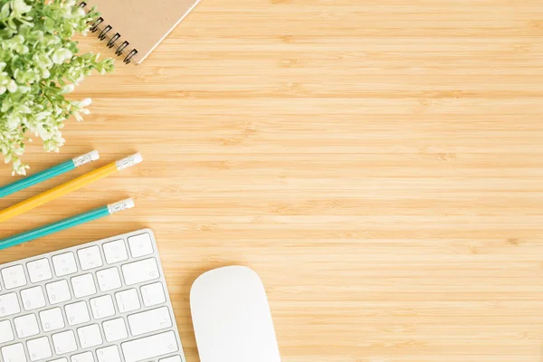 Flat lay foto da mesa de escritório com mouse e teclado — Fotografia de Stock