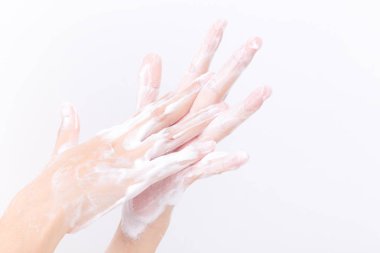 Asyalı kadın el yıkama beyaz zemin üzerine sabun köpüğü ile