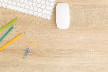 Ofis Masası fare ve klavye ile düz yatıyordu fotoğrafı 