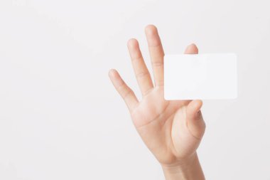 Beyaz arka plan üzerinde boş kartı tutan izole el