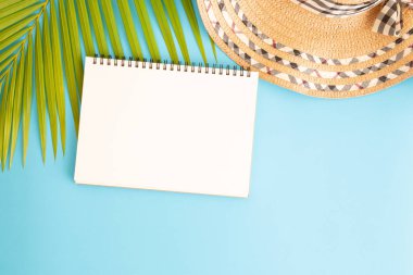 Düz yatıyordu fotoğraf boş defter ve Hindistan cevizi yaprağı ve mavi renkli şapka