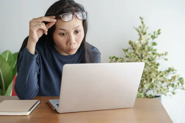 This asian woman is working on laptop in the office — Stock Photo, Image