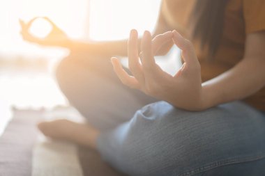 El ve yarım vücut sağlıklı kadın oturup lotus Yoga pozisyon kapatmak